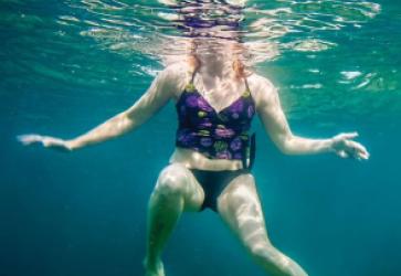 Jen Powley swimming underwater