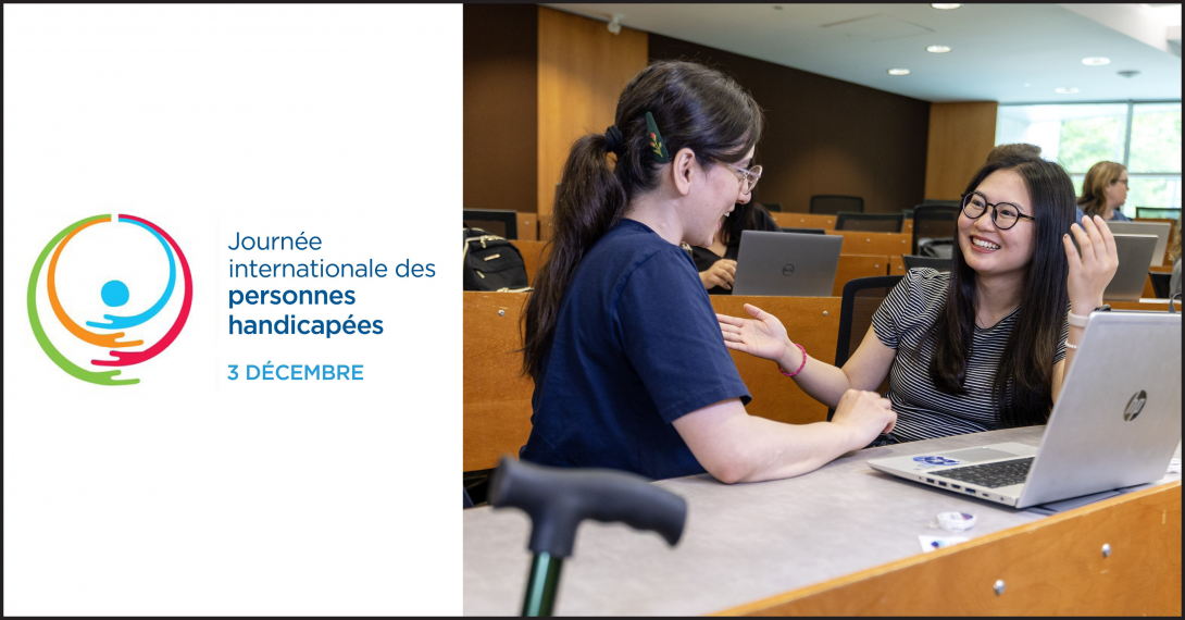 Affiche pour la Journée Internationale des personnes handicapées. Des étudiantes sont assises à une table dans une salle de classe, discutant et souriant l’une a l’autre. L’une fait un geste de la main tandia que l’autre travaille sur un ordinateur portable.