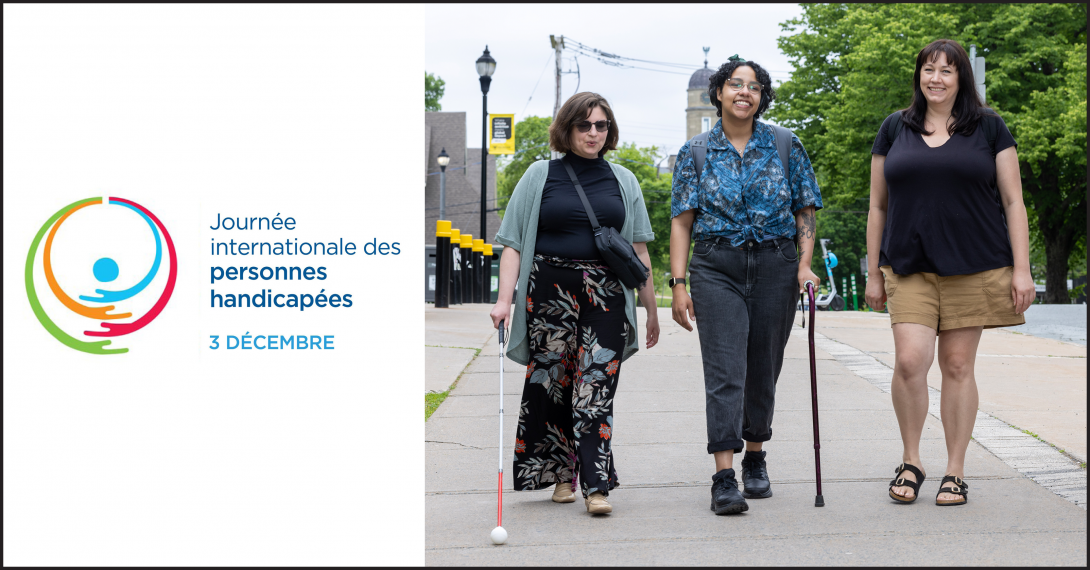  Affiche pour la Journée Internationale des personnes handicapées. Trois personnes marchent à l’extérieur sur un campus universitaire. Une personne aveugle utilise une canne blanche et un autre utilise une canne pour la mobilité 