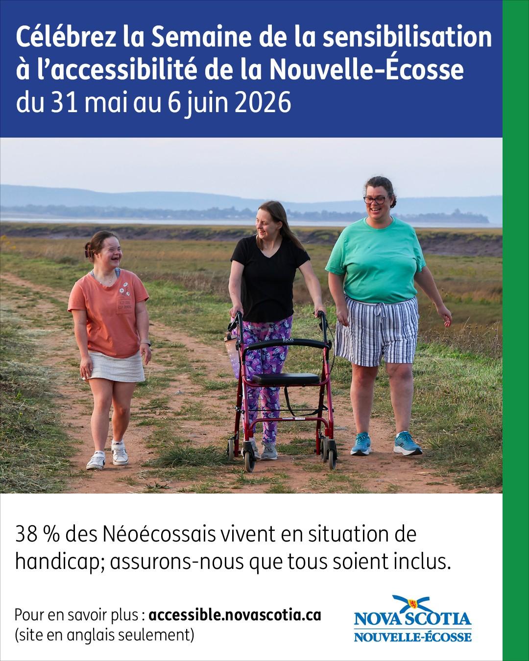 Groupe de trois personnes marchant sur un sentier à l'extérieur, une personne utilise un déambulateur.