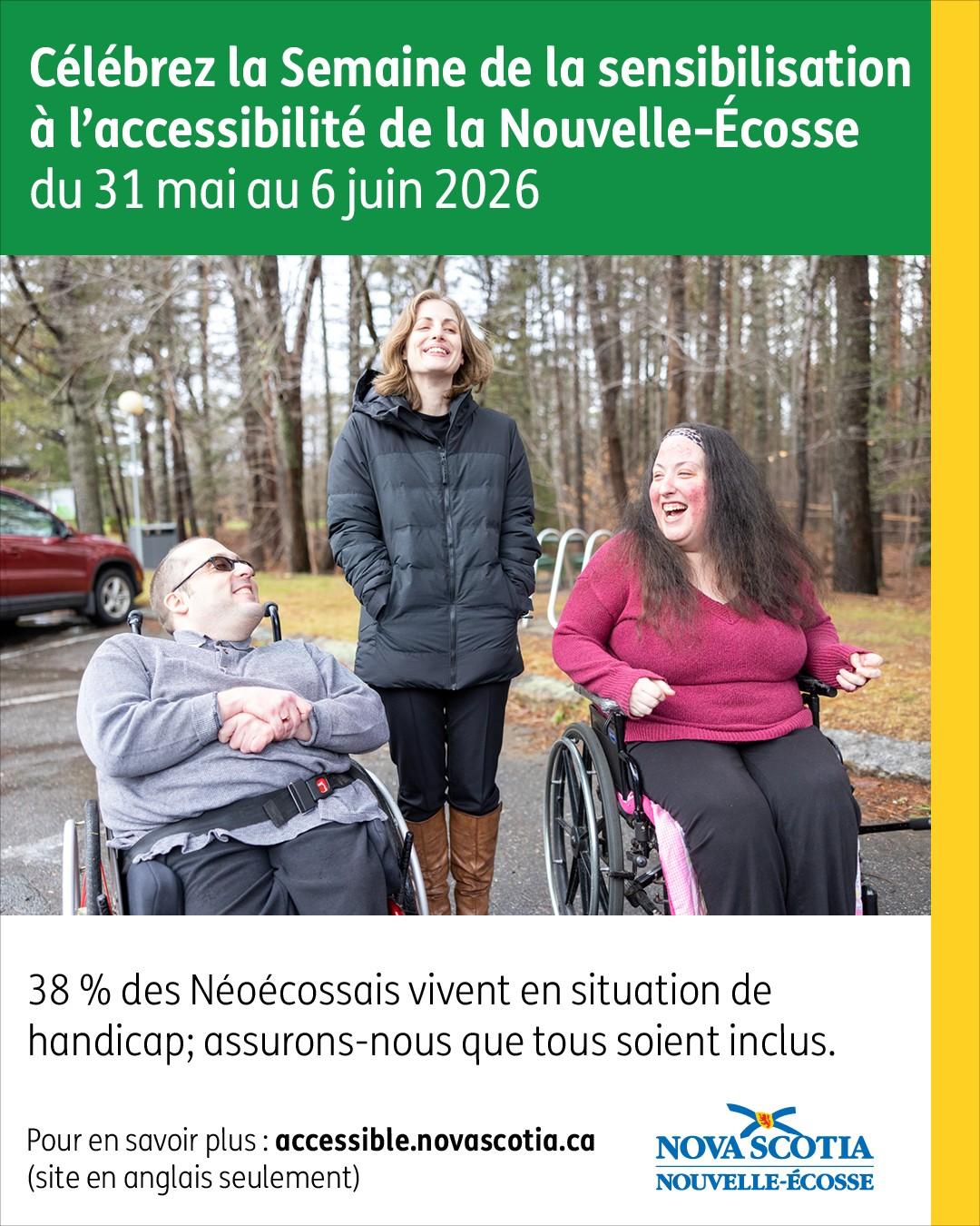Trois personnes parlent dans un stationnement, deux utilisent des fauteuils roulants et une autre est debout entre elles.